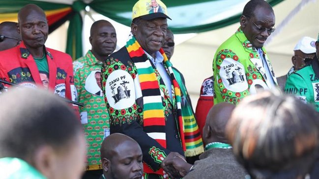 Presidente de Zimbabue salva ileso de atentado que dejó decenas de heridos