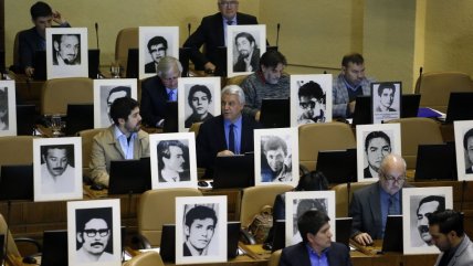   Con fotos de víctimas de la dictadura, diputados protestan en la Cámara contra los jueces 