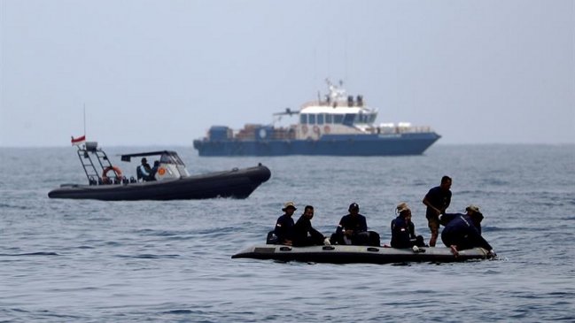 Encuentran una de las cajas negras de avión que cayó al mar en Indonesia