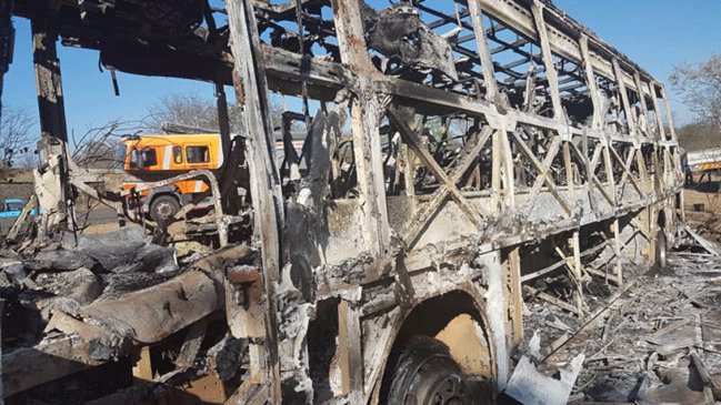 Al menos 42 muertos al incendiarse un bus en Zimbabue