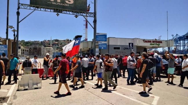 Trabajadores portuarios se tomaron acceso al muelle Prat de Valparaíso