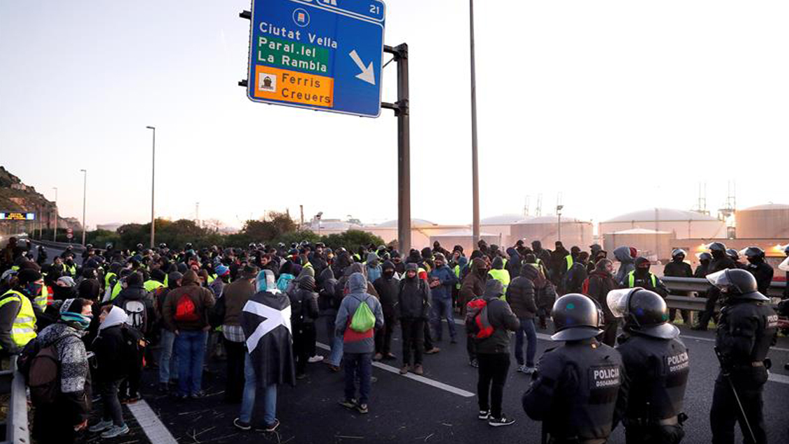 Independentistas cortan más de una decena de carreteras en Cataluña