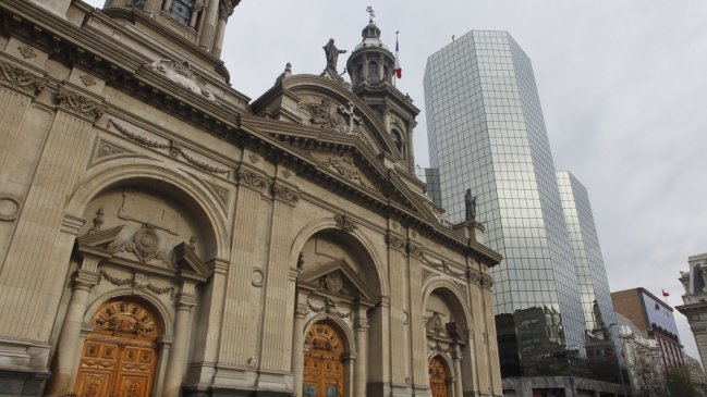 Investigan denuncia de violación al interior de la Catedral de Santiago