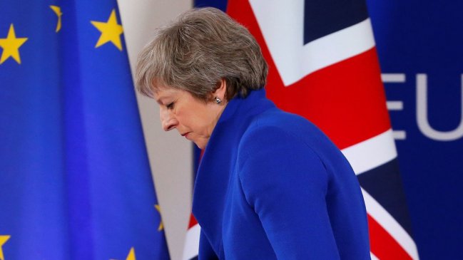 Theresa May firmó su dimisión pero seguirá en funciones