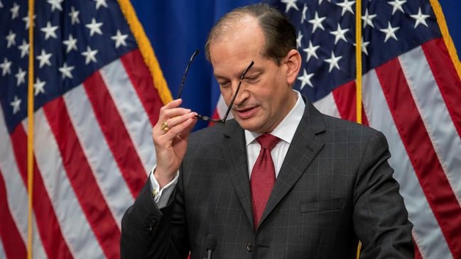 Ministro del Trabajo de EEUU renunció por vinculación en caso de tráfico sexual de menores