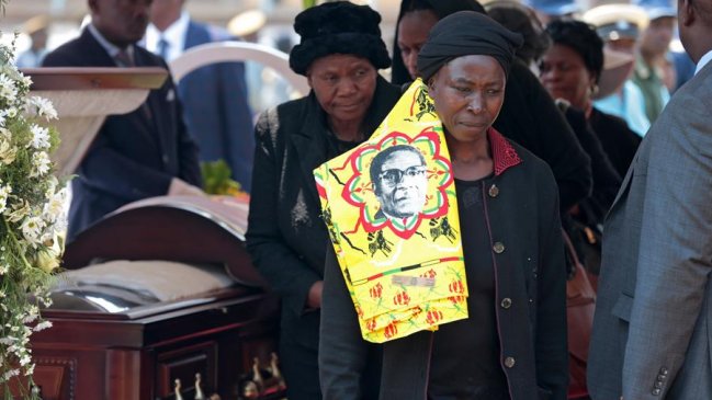 Zimbabue rinde multitudinario funeral de Estado a su ex presidente Robert Mugabe