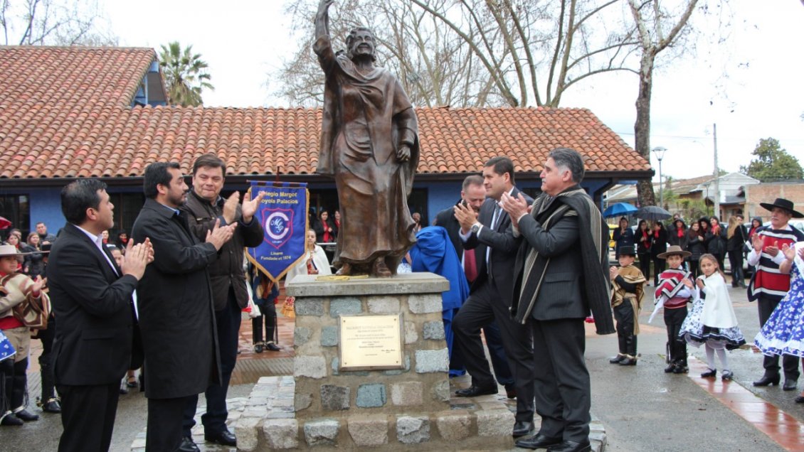 Inauguran en Linares una estatua tamaño natural de Margot Loyola