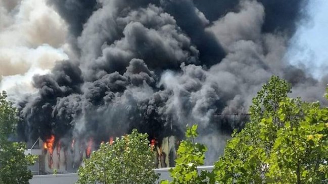 Cinco fallecidos deja incendio en bodega de Renca