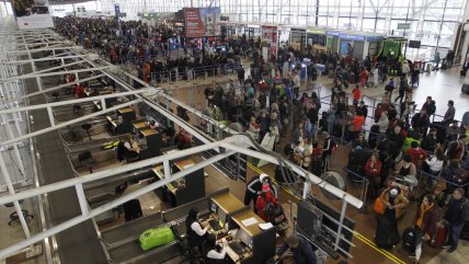  Largas filas en Aeropuerto de Santiago por suspensiones de vuelos  