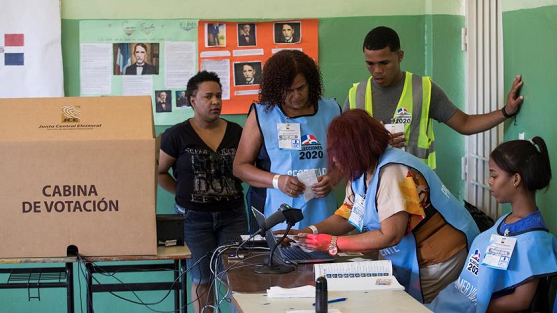 Suspenden elecciones en República Dominicana por problemas con voto electrónico