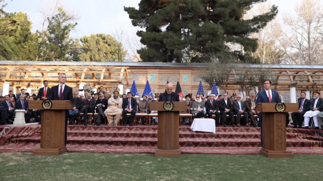 Estados Unidos y los talibanes firman la paz 19 años después