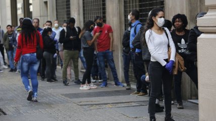  Largas filas para cobrar el seguro de cesantía en medio de crisis por el Covid-19  