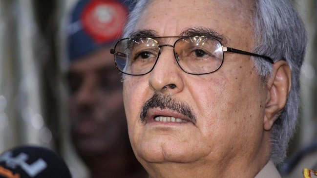 El mariscal Hafter anunció alto el fuego en Libia