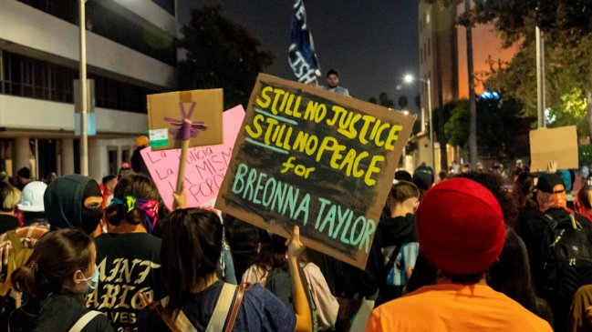 La inmunidad policial en muerte de Breonna Taylor llena de rabia a Louisville