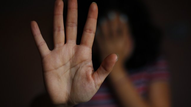 Mujer denunció que carabinero padre de sus hijos intentó matarla quemando su auto
