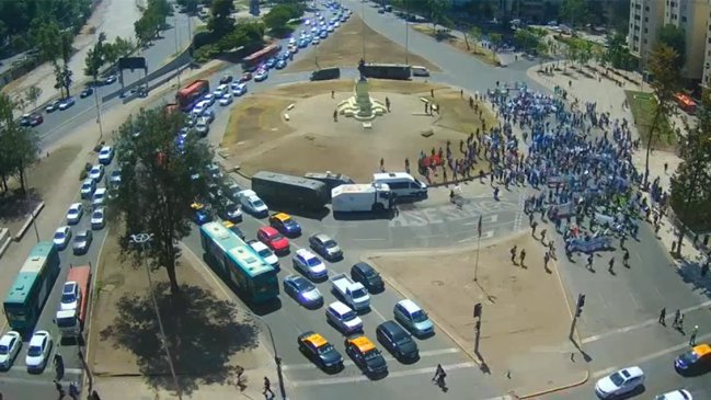 Funcionarios de la salud protestan en el centro de Santiago