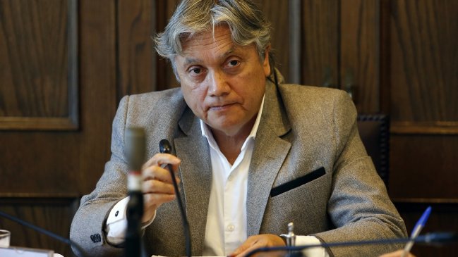 Senador Alejandro Navarro es nuevamente hospitalizado tras afectación cardíaca