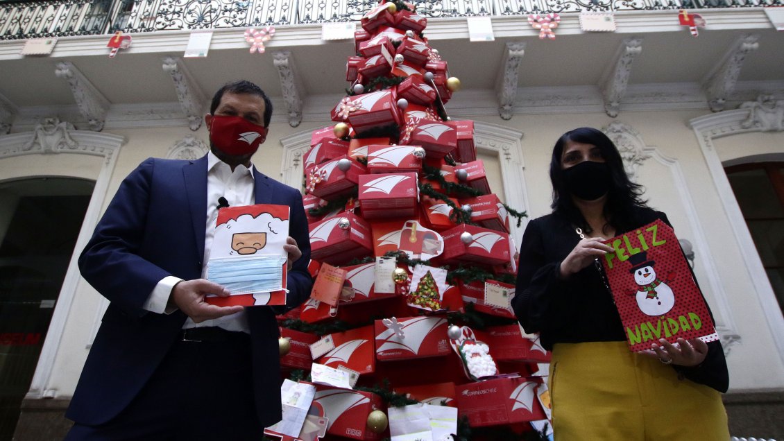Correos de Chile lanzó tradicional campaña para apadrinar cartas de navidad