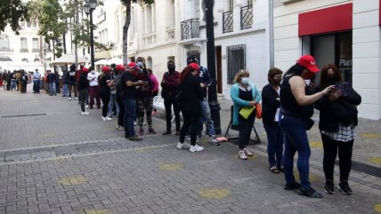 Largas filas se registran en las AFP del centro de Santiago