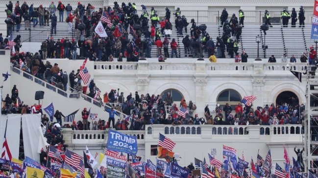 Policía: Cuatro personas murieron durante el asalto al Capitolio de EEUU