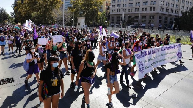 Pese al Covid, miles de mujeres inundaron las calles de Chile en el 8M