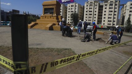   Los trabajos en la Plaza Baquedano que concentran las miradas de los transeúntes 