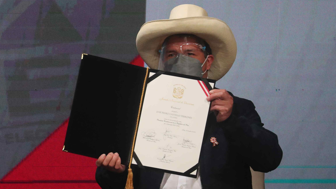 Pedro Castillo recibió las credenciales de presidente electo de Perú