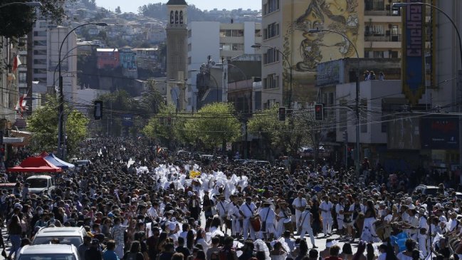 Carabineros cifró en 10 mil los asistentes al carnaval Mil Tambores de Valparaíso