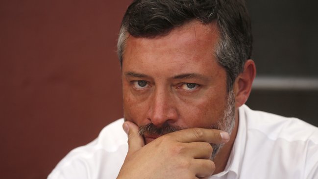 Sichel toma distancia de Piñera: 