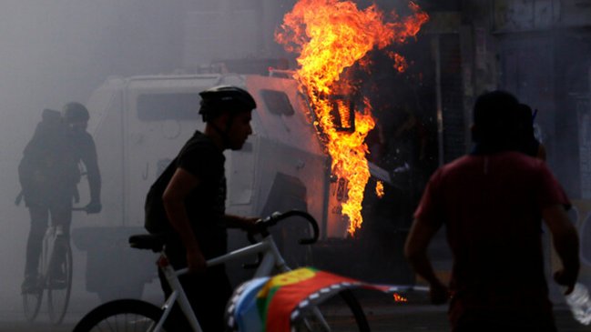 Dos muertos, 450 detenidos, saqueos y desmanes violentos al cumplirse dos años del 18-O