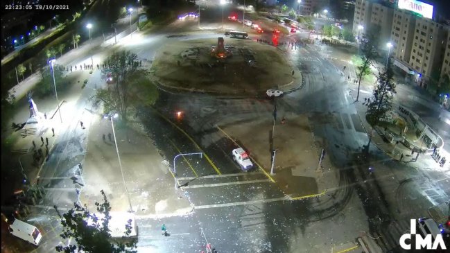 Carabineros dispersó a los manifestantes que quedaban en Plaza Baquedano