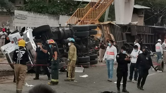 México: 49 migrantes centroamericanos murieron en el volcamiento de un camión