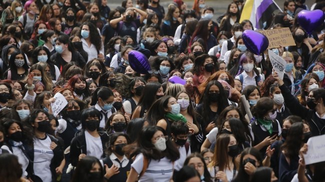 Secundarias de Santiago y Providencia marcharon por denuncias de abuso y acoso sexual en los colegios