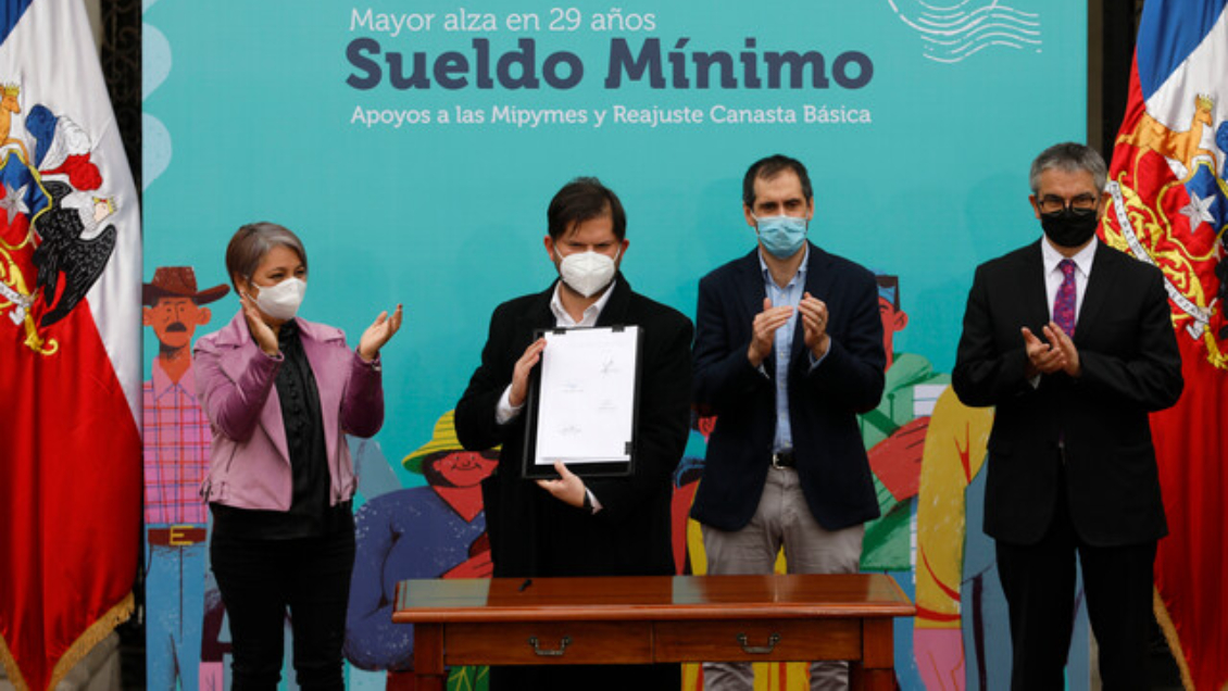 Presidente Boric promulgó ley que eleva el salario mínimo a 400.000 pesos desde agosto