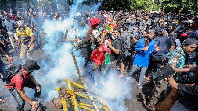 Sube la tensión en Sri Lanka a la espera de la renuncia del presidente que huyó del país