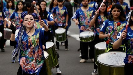  Carnaval Mil Tambores llenó de colores y música a Valparaíso  