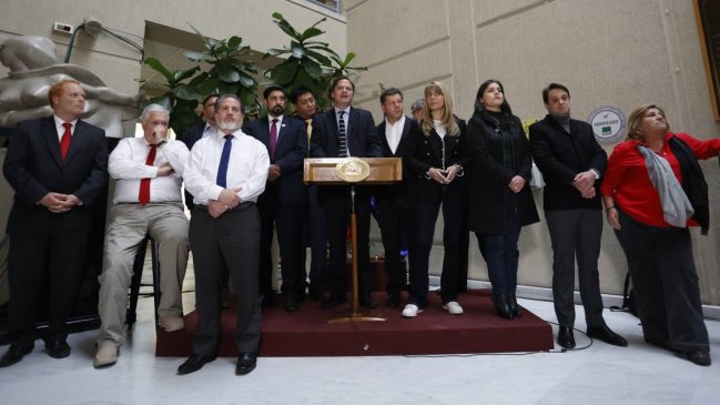 Se enreda el diálogo constitucional: Parlamentarios republicanos, PDG, RN y DC crean 