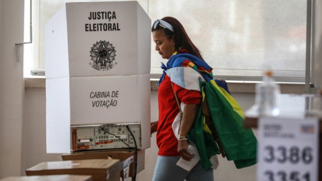 Abren los colegios electorales para la segunda vuelta presidencial en Brasil