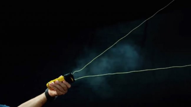 Como la que usa Batman: Carabineros prepara llegada de nueva arma no letal para defensa personal