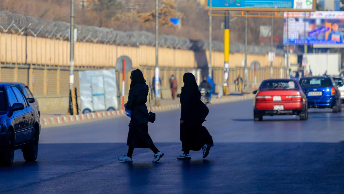 Talibanes prohíben a las mujeres trabajar en organizaciones no gubernamentales Talibanes prohíben a las mujeres trabajar en organizaciones no gubernamentales