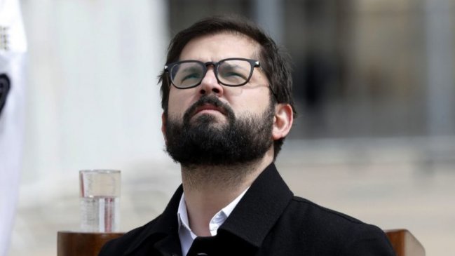 Efecto indultos: Desaprobación del Presidente Boric subió nueve puntos y alcanzó peak de 70%, según Cadem