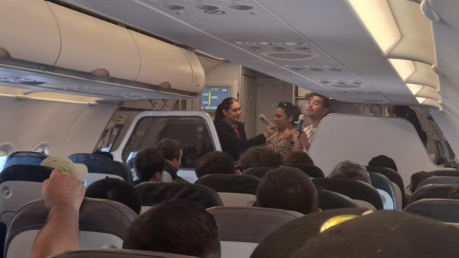 Aerolínea sorteó entradas para el concierto de Los Bunkers durante vuelo Santiago-Concepción