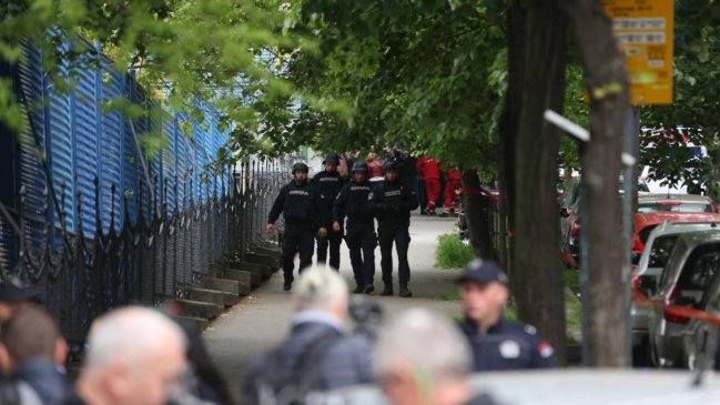 Alumno de 14 años mató a tiros a nueve personas en una escuela en Serbia