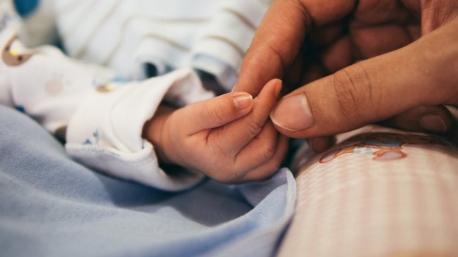 Guagua con virus sincicial murió en San Antonio: Sólo Arica tenía una cama disponible