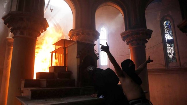 Tras dos años prófugo: Detienen a sospechoso de la quema de iglesia de Carabineros en el estallido