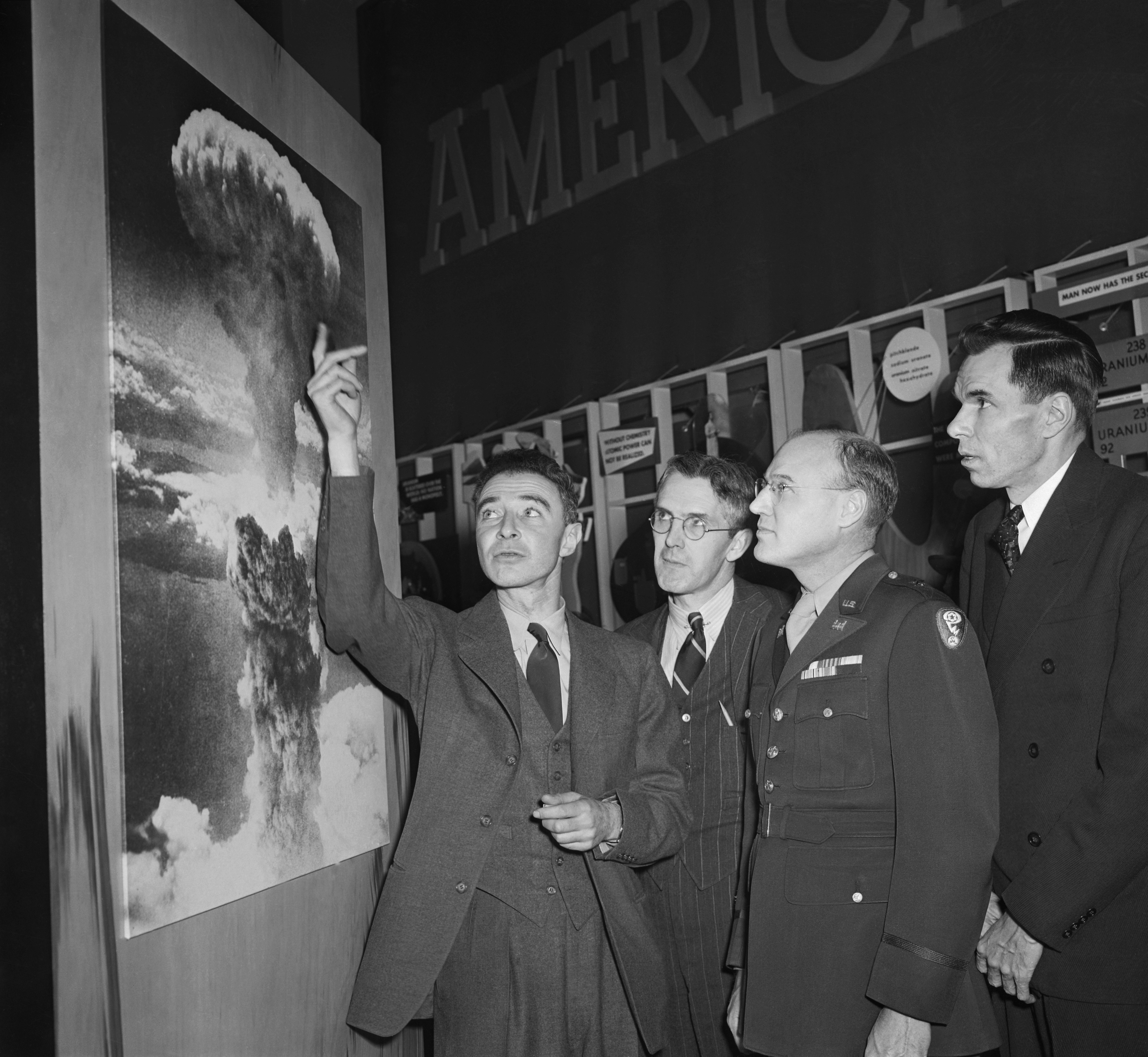 J. Robert Oppenheimer en el proyecto Manhattan J. Robert Oppenheimer en el proyecto Manhattan