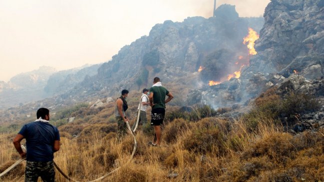 Incendio fuera de control en la Isla de Rodas obliga a evacuar a miles de turistas