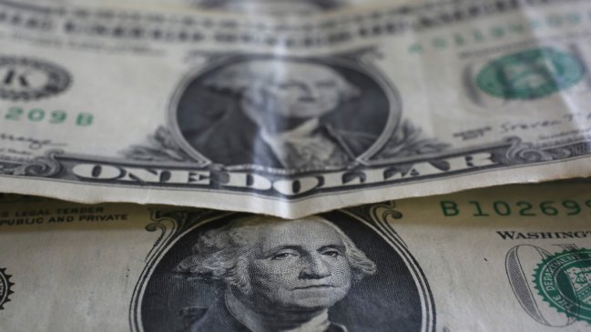 Dólar se acerca a los 900 pesos tras decisión de la Fed sobre tasas de interés