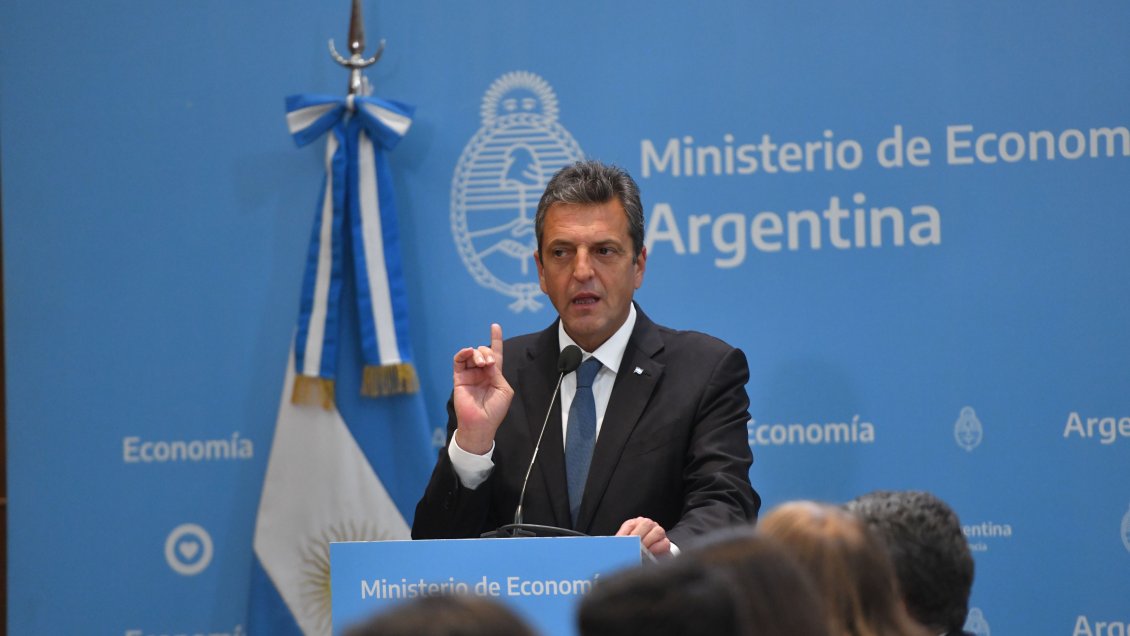 Falta de combustible: Massa acusó a petroleras de haber retenido crudo para exportarlo