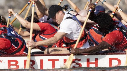   De visita en Singapur: Príncipe William practicó el remo en barcos dragón 